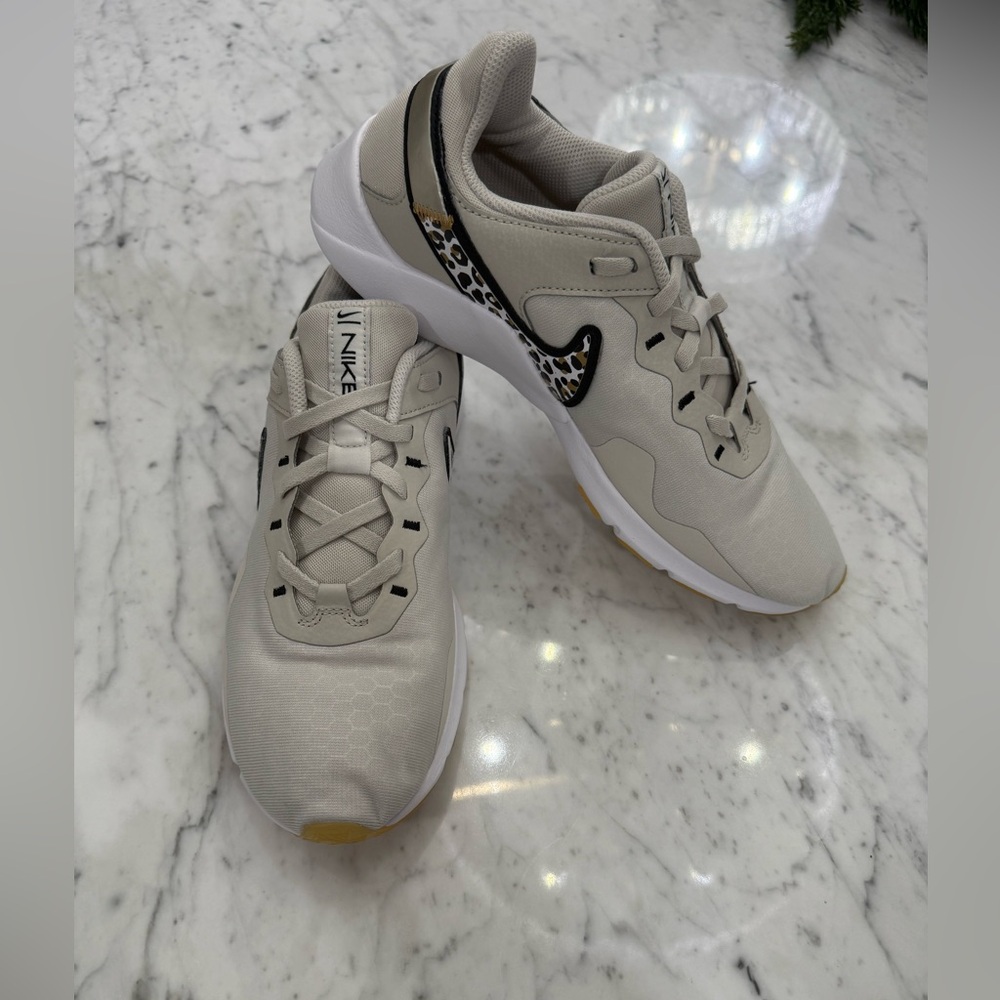 EXCELLENT Nike Legend Essential 2 Cream Sneakers with Leopard Print Size 9 - Picture 5 of 11